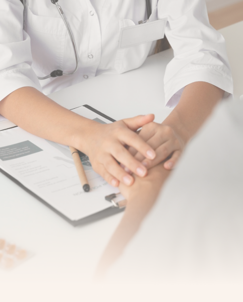 Médico segurando a mão do paciente durante consulta